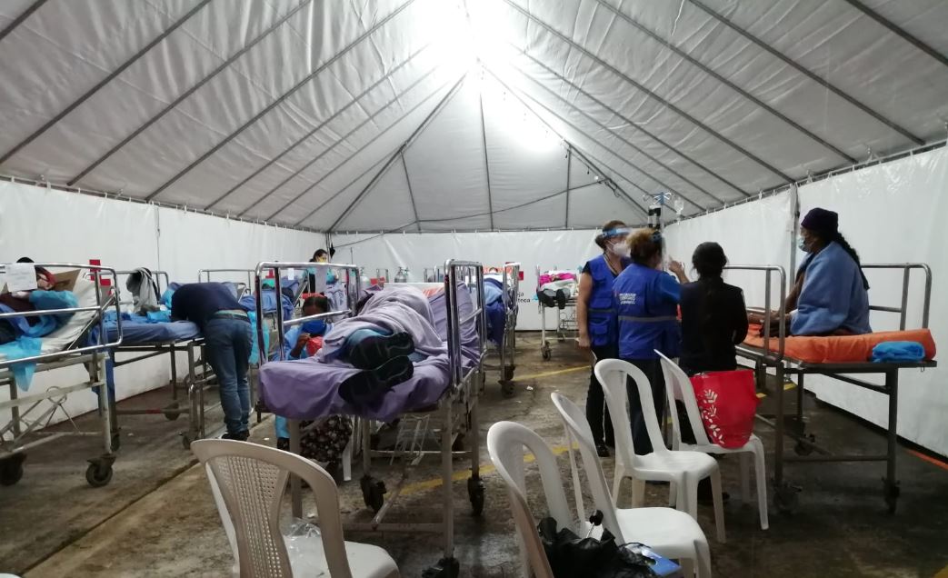 Los pacientes debieron pasar la noche bajo una carpa.  (Foto Prensa Libre: PDH)