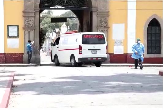 Los cuerpos fueron enterrados en el cementerio de Quetzaltenango. (Foto Prensa Libre: Raúl Juárez)