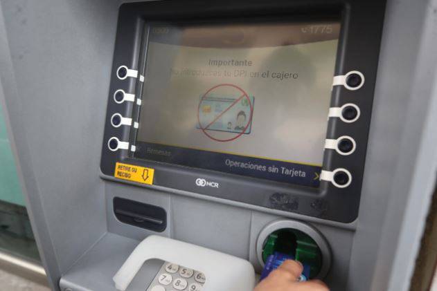 El mayor porcentaje de canje de las transacciones del Bono Familia es por medio de los dispensadores automáticos, seguido de las sucursales bancarias, según las autoridades del Ministerio de Finanzas. (Foto Prensa Libre: Érick Ávila)