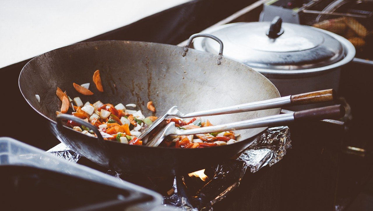 La forma de cocinar los alimentos y su frecuencia de consumo son importantes para lograr una alimentación saludable. (Foto Prensa Libre: Pixabay). 