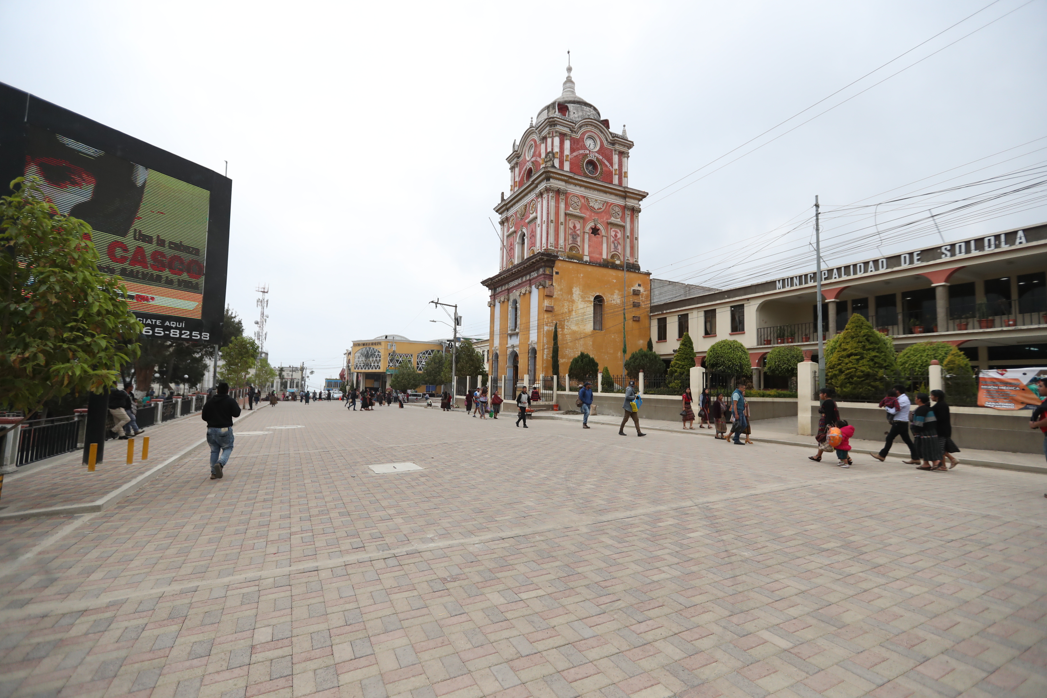 Municipalidad de Sololá reforzó las medidas de higiene en el casco urbano ante dos casos de covid-19. (Foto Prensa Libre: Mynor Toc) 