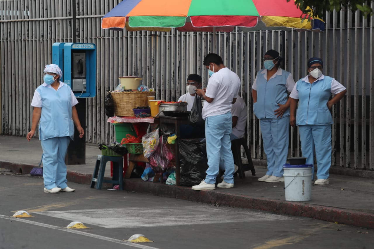Trabajadores del Hospital San Juan de Dios compran comida en la calle. (Foto Prensa Libre: Érick Ávila)