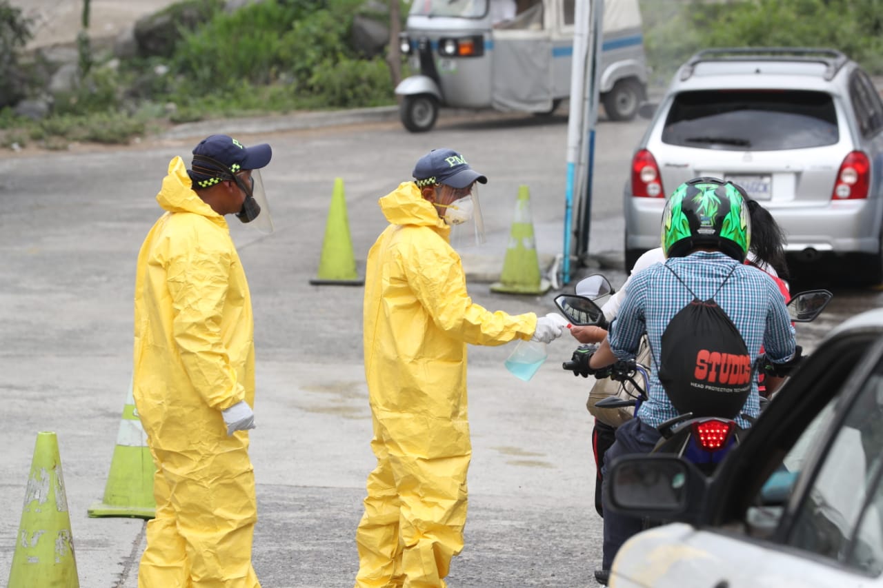 Puesto sanitario para vehículos y peatones en Alotenango, Sacatepéquez. (Foto Prensa Libre: Érick Ávila)