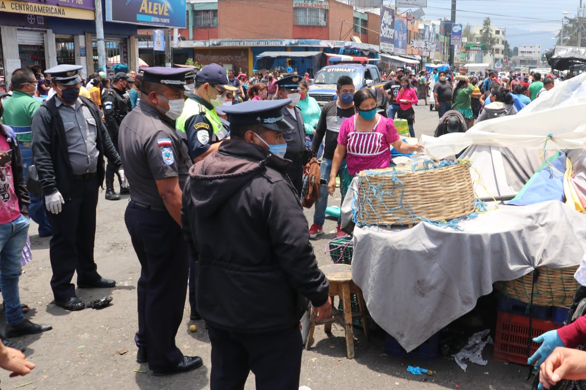 Ocho agentes de la Policía Municipal fueron enviados a cuarentena por un caso de covid-19 en el mercado La Democracia. (Foto Prensa Libre: Raúl Juárez) 