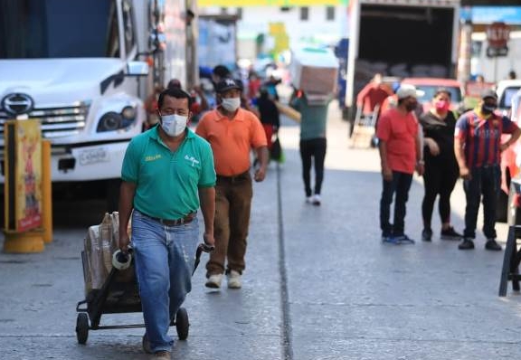 Miles de guatemaltecos debieron dedicarse a la economía informal al ser despedidos de un puesto donde devengaba un salario fijo. (Foto Prensa Libre: Hemeroteca PL)