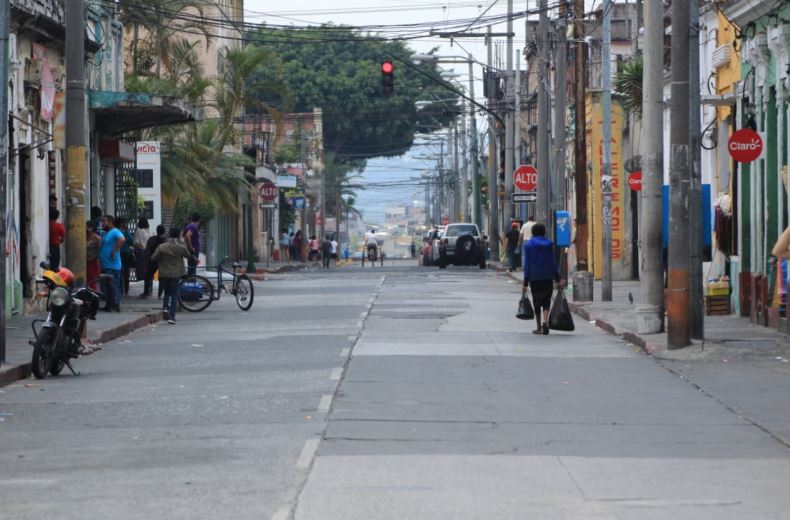 Personas caminan en la zona 1 en el primer día del encierro total establecido por Alejandro Giammattei. (Foto Prensa Libre: Byron García)