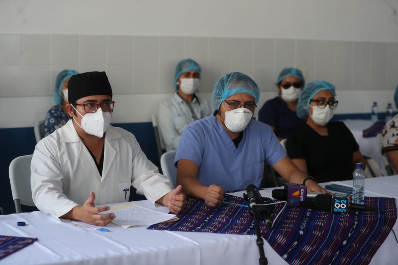 Médicos del hospital de Villa Nueva en conferencia de prensa. (Foto Prensa Libre: Érick Ávila)