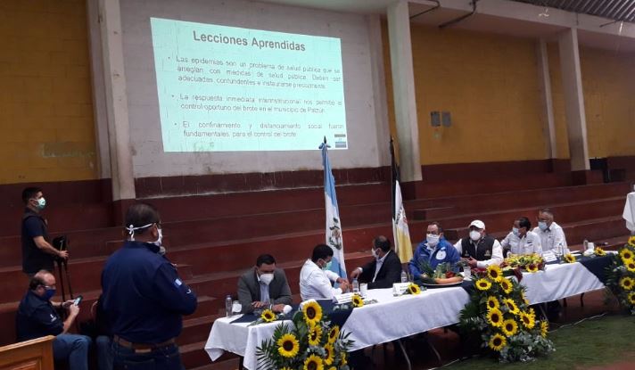 El presidente visitó Patzún, Chimaltenango, para levantar el cordón sanitario. (Foto Prensa Libre: Víctor Chamalé)