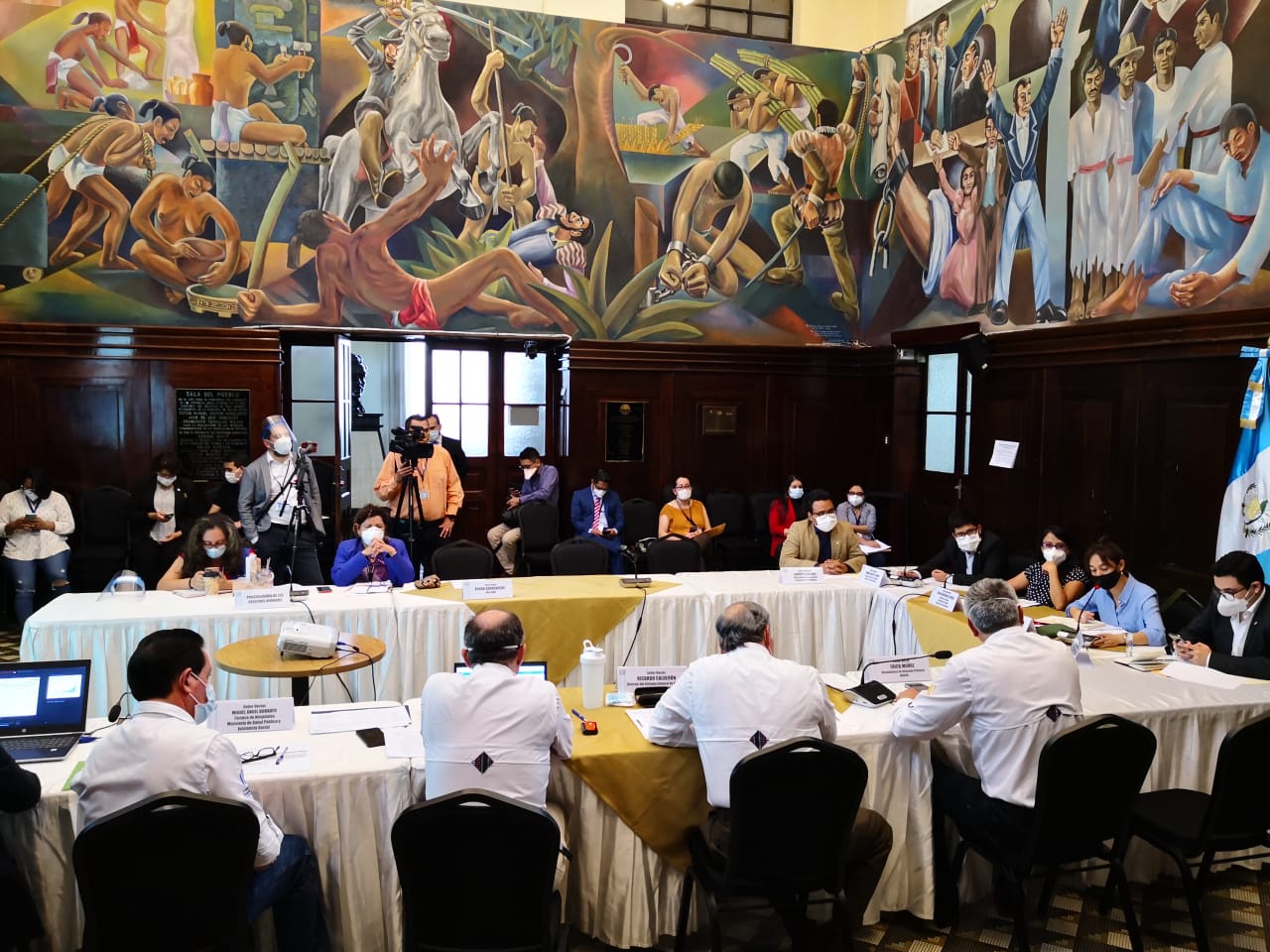 El jefe del departamento de Epidemiología del Ministerio de Salud, Manuel Sagastume, asistió a una reunión con diputados del bloque Semilla. (Foto Prensa Libre: Cortesía)