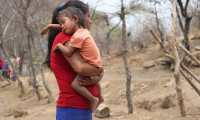 Maria Etelvina, sostiene a su sobrina quien tiene desnutricin ella cuida a la nia mientras la madre va al municipio de Zacapa a comprar algunos alimentos.


Fotografa. Erick Avila:               28/04/2020