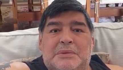 Diego Maradona compartió un video en el que pide ayuda para la gente de escasos recursos en Argentina. (Foto Prensa Libre: Captura de Instagram)
