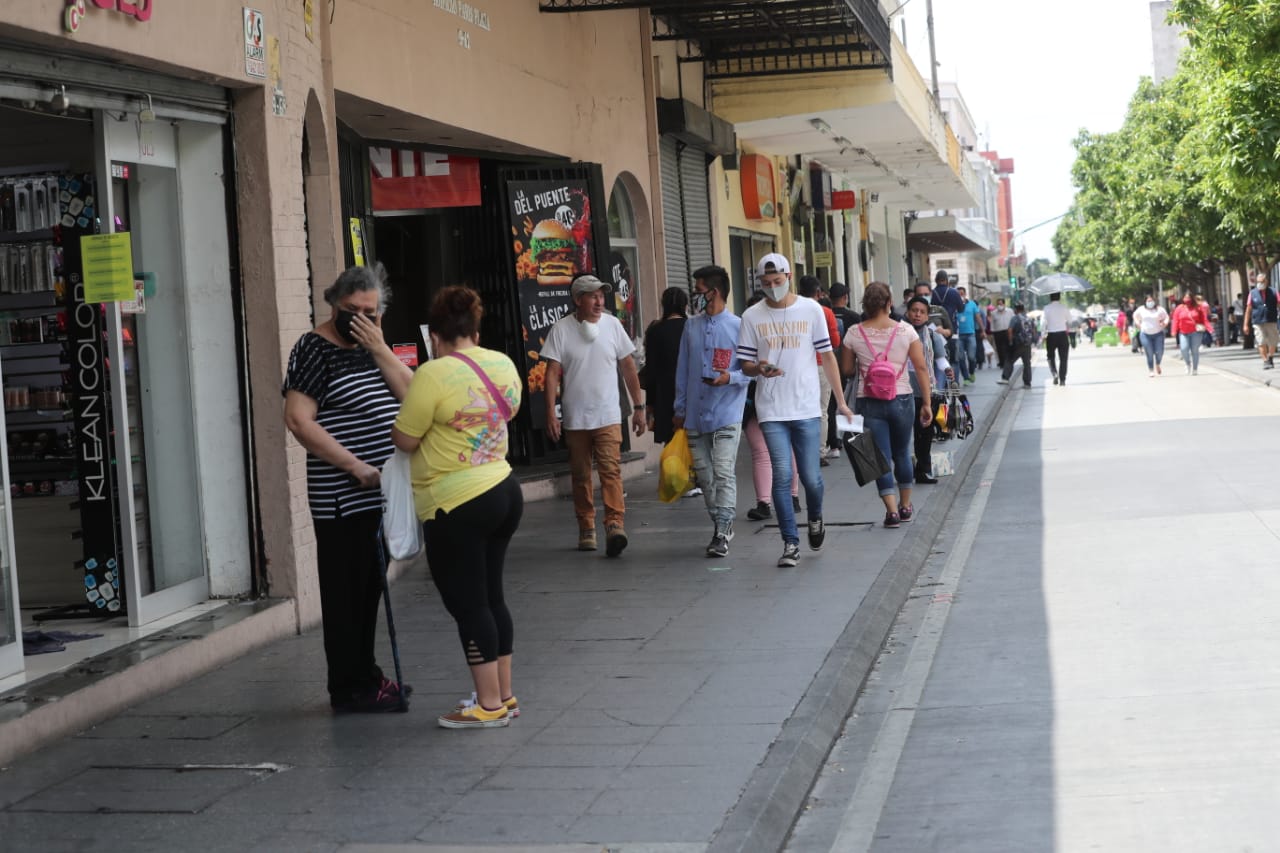 Personas caminan en el Paseo de la Sexta este 11 de mayo de 2020. (Foto Prensa Libre: Érick Ávila).