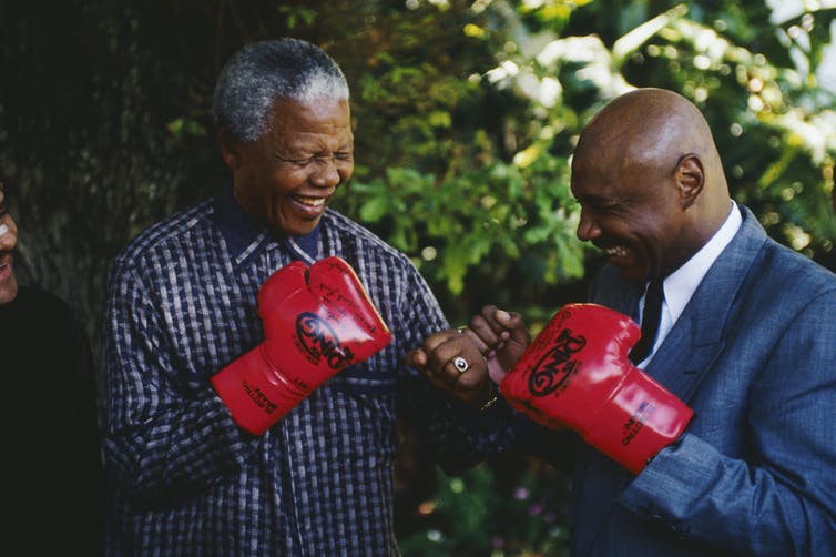 El expresidente sudafricano Nelson Mandela con el excampeón mundial de boxeo Marvin Hagler. Louise Gubb/GettyImages
