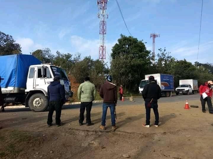Comunitarios de Media Luna, Cunén, Quiché, bloquean el paso a camiones repartidores de aguas, gaseosas, bebidas alcohólicas y vehículos con golosinas al norte de Quiché, (Foto Prensa Libre: Héctor Cordero)