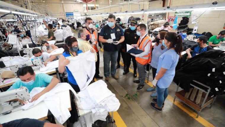 El distanciamiento físico es una de las exigencias para poder operar, algunas empresas deberán adecuar horarios, turnos o sus instalaciones.  Foto con fines ilustrativos. (Foto Prensa Libre: Mineco)