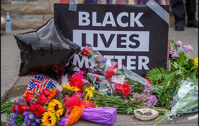 Ofrendas florales en el lugar del incidente, en Minneapolis. (Foto Prensa Libre: AFP)