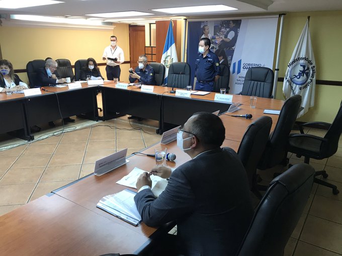 Funcionarios participan en la primera reunión del año del Consejo Nacional de Salud. (Foto Prensa Libre: IGSS)