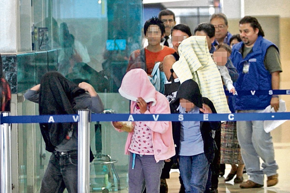 Menores migrantes ingresan al país por el Aeropuerto La Aurora. (Foto Prensa Libre: Hemeroteca PL)