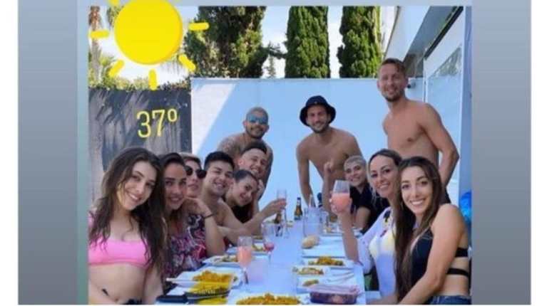 Polémica por fotografía de varios jugadores del Sevilla con otras personas durante una comida, que ha sido publicada en las redes sociales. (Foto Redes)