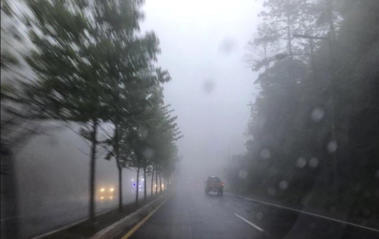 Los riesgos en las carreteras aumentarán con la lluvia intensa, advierte Conred. (Foto Prensa Libre: Meteorología GT)