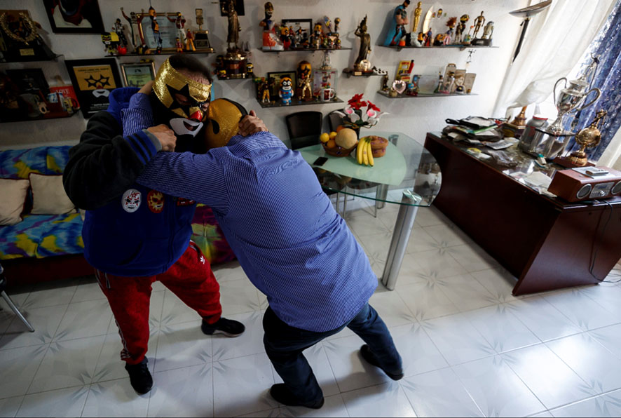 Los luchadores mexicanos han tenido que ejercitarse en sus casas para evitar el aburrimiento por el covid-19. Foto Prensa Libre: Efe