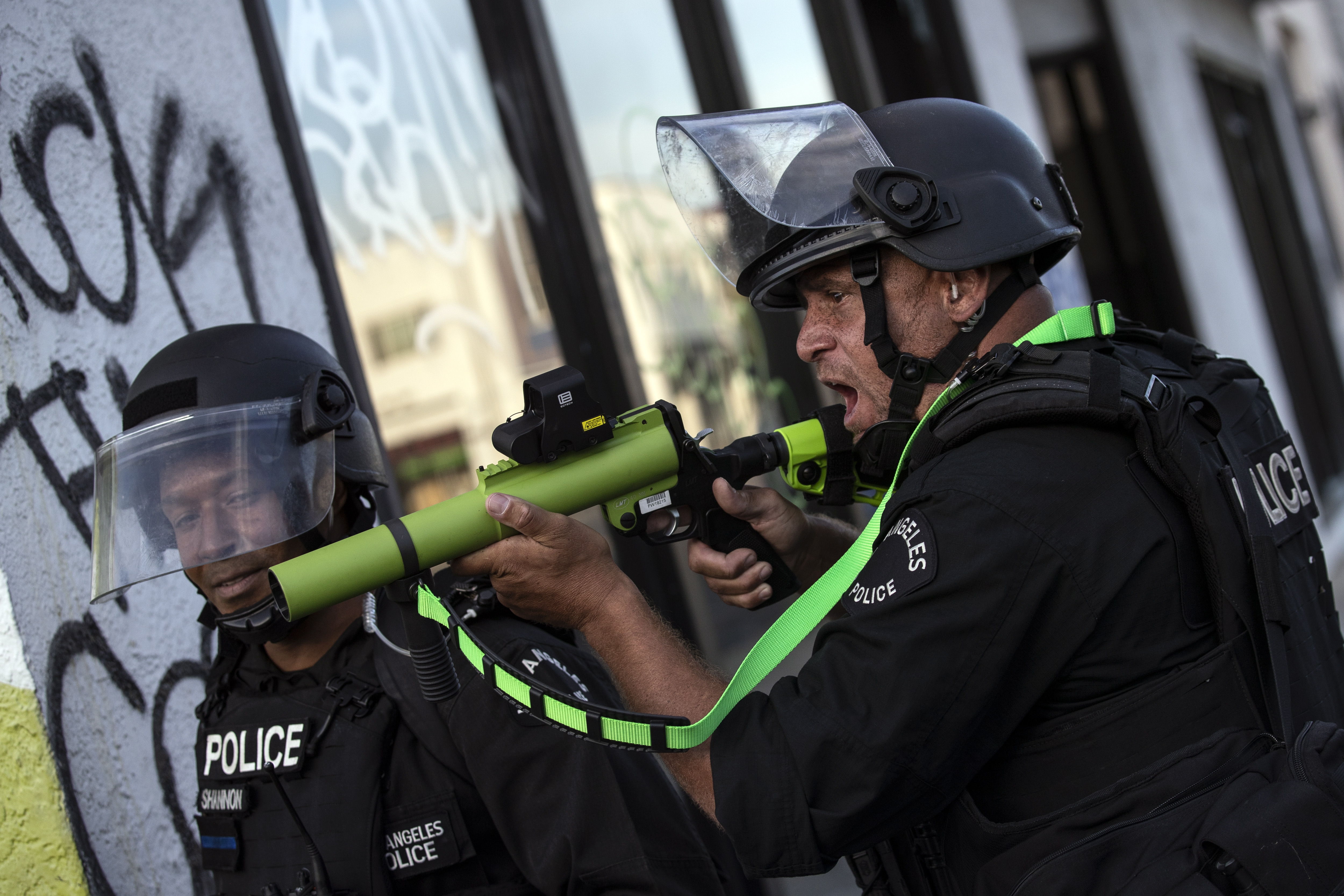 En ciudades como Los Ángeles, la Policía también se enfrentó a los manifestantes en su intento por controlarlos.