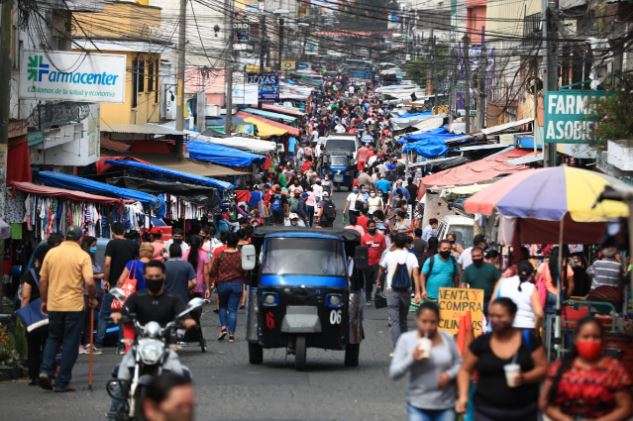 Un mercado de la zona 7 capitalina, los guatemaltecos salieron desde muy temprano para adquirir los productos de la canasta básica. (Foto Prensa Libre: Carlos Hernández)