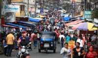 Un mercado de la zona 7 capitalina, los guatemaltecos salieron desde muy temprano para adquirir los productos de la canasta básica. (Foto Prensa Libre: Carlos Hernández)