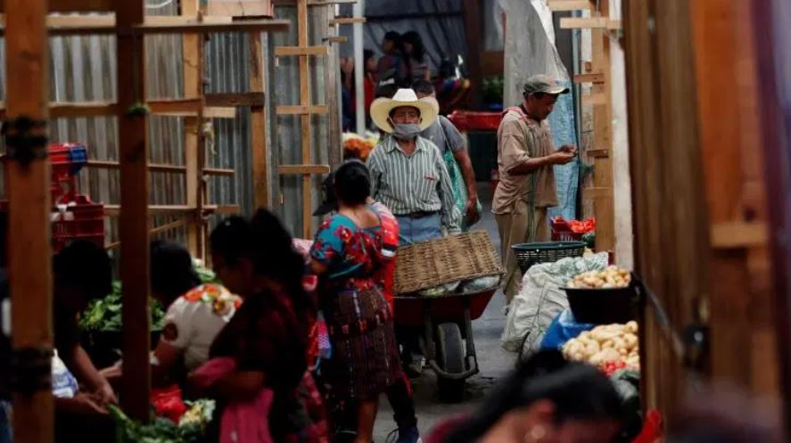 El relajamiento de las medidas de prevención de los consumidores aumentó la presencia en mercados, supermercados y otros puntos de venta. (Foto Prensa Libre: EFE)