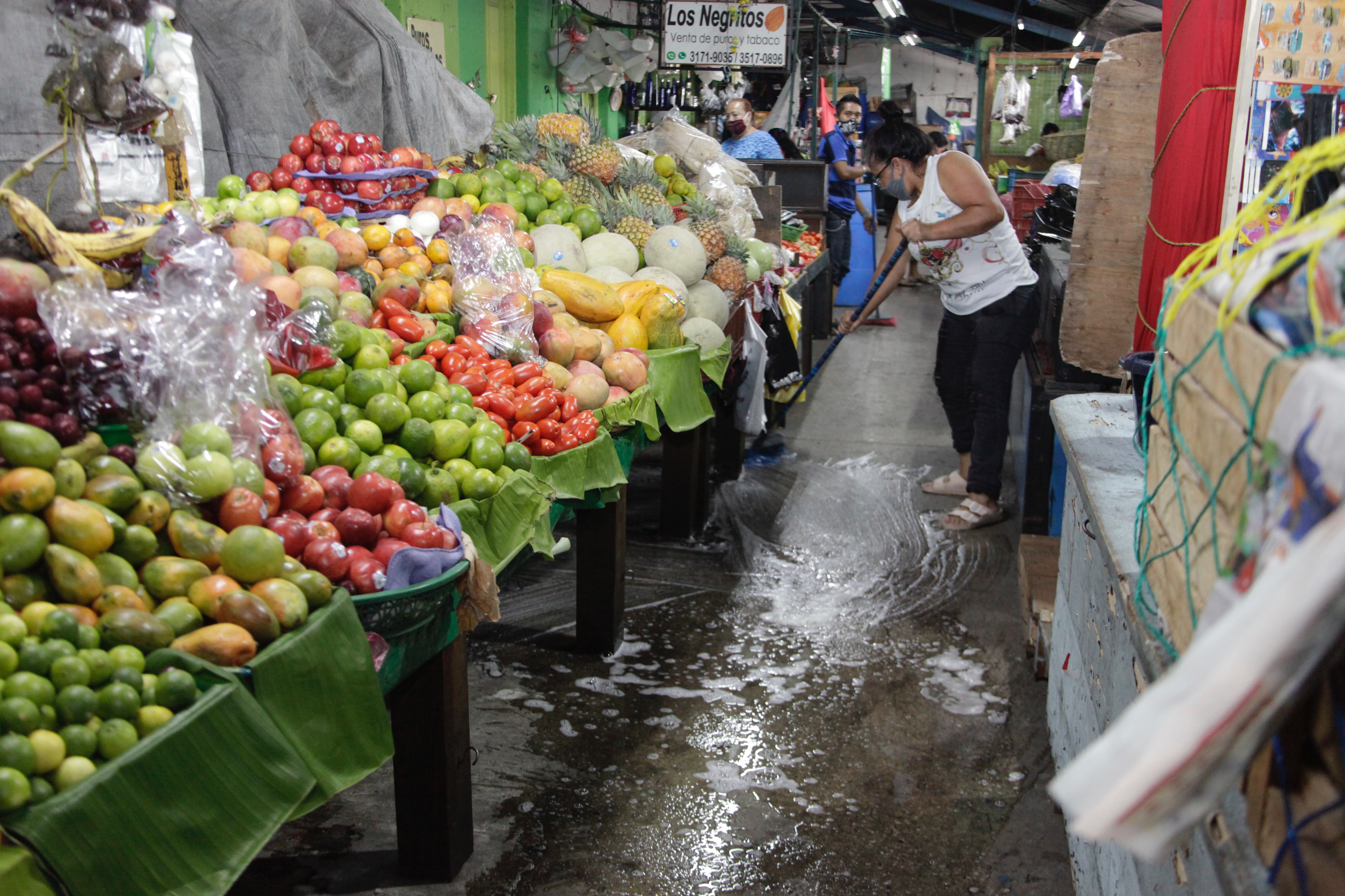 Vendedores del mercado Colón, en la zona 1 capitalina, desinfectan el área. (Foto Prensa Libre: Noé Medina)
