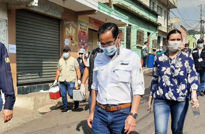 El ministro de Salud, Hugo Monroy, recorrió varias calles de Mixco para coordinar pruebas de coronavirus. (Foto Prensa Libre: Miriam Figueroa)