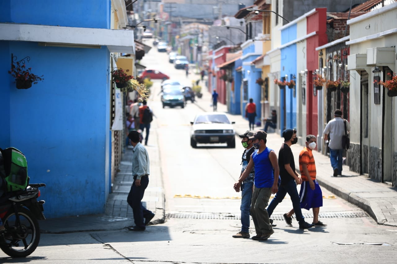 Pobladores en Mixco utilizan mascarilla, pero sin guardar el distanciamiento social. (Foto Prensa Libre)