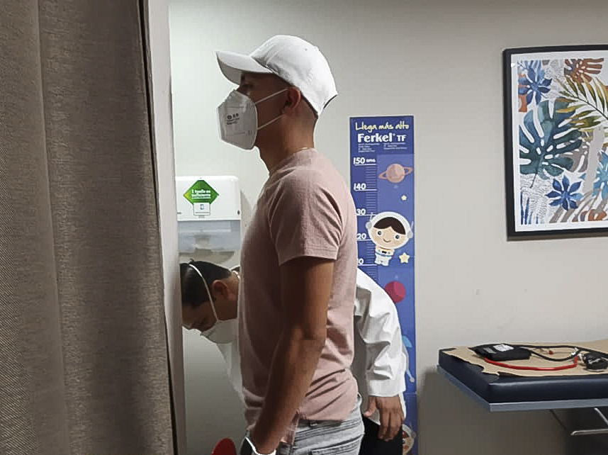 El jugador Bryan Santizo es evaluando por personal médico del Hospital de Especialidades en el municipio de Mixco. Foto Prensa Libre: Tomado de redes Tierra de Campeones - Mixco.