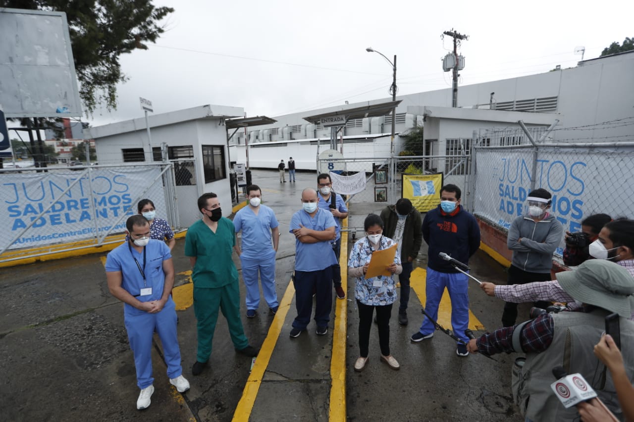 Médicos del Hospital Temporal del Parque de la Industria leyeron un comunicado en el que expresan carencias en esa institución. (Foto Prensa Libre: Esbin García)