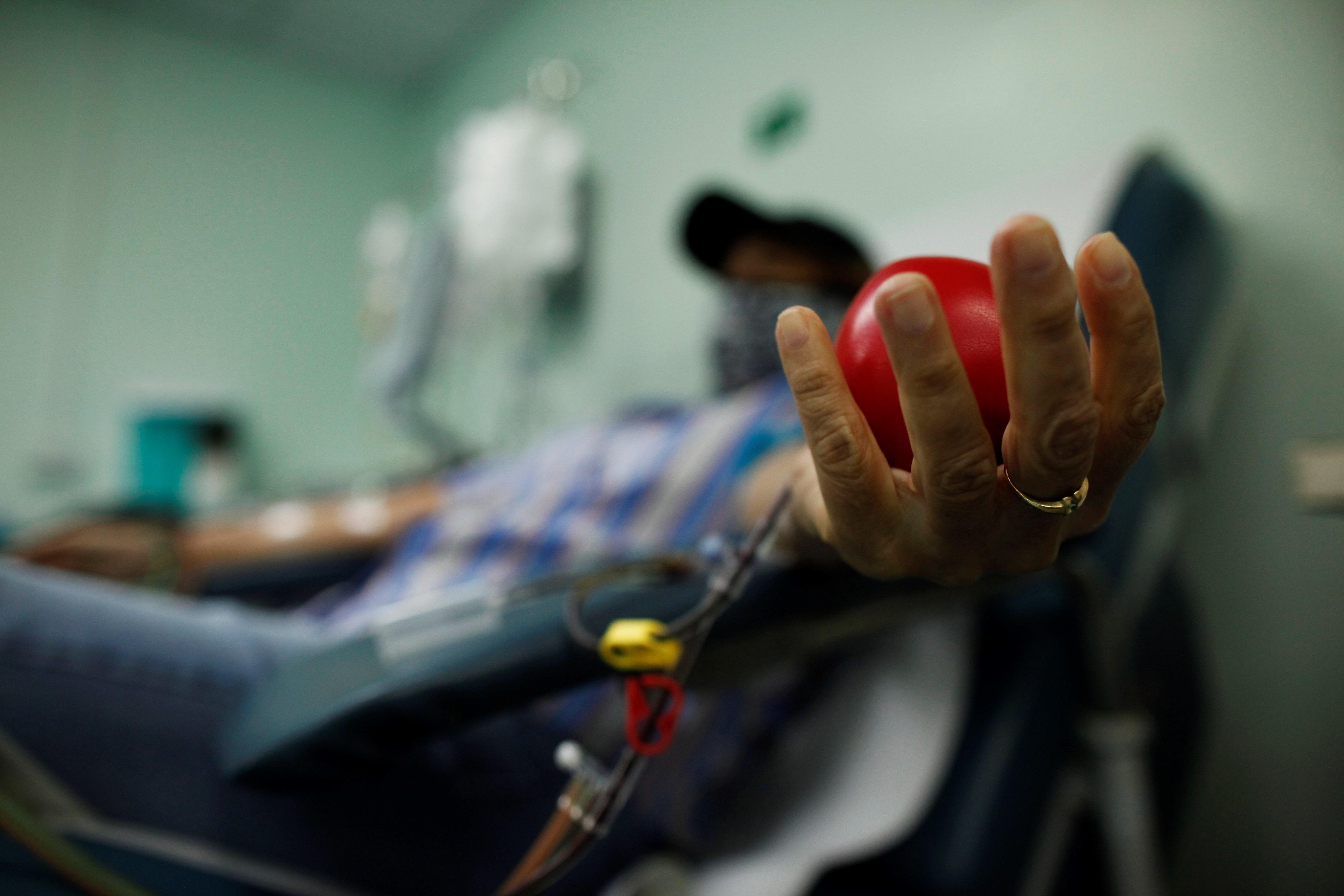 La terapia de plasma convaleciente se usará en el Hospital Roosevelt para tratar a pacientes con covid-19 que estén en estado crítico. Este tratamiento puede reducir la estancia hospitalaria en cuidados intensivos. (Foto Prensa Libre: EFE) 
