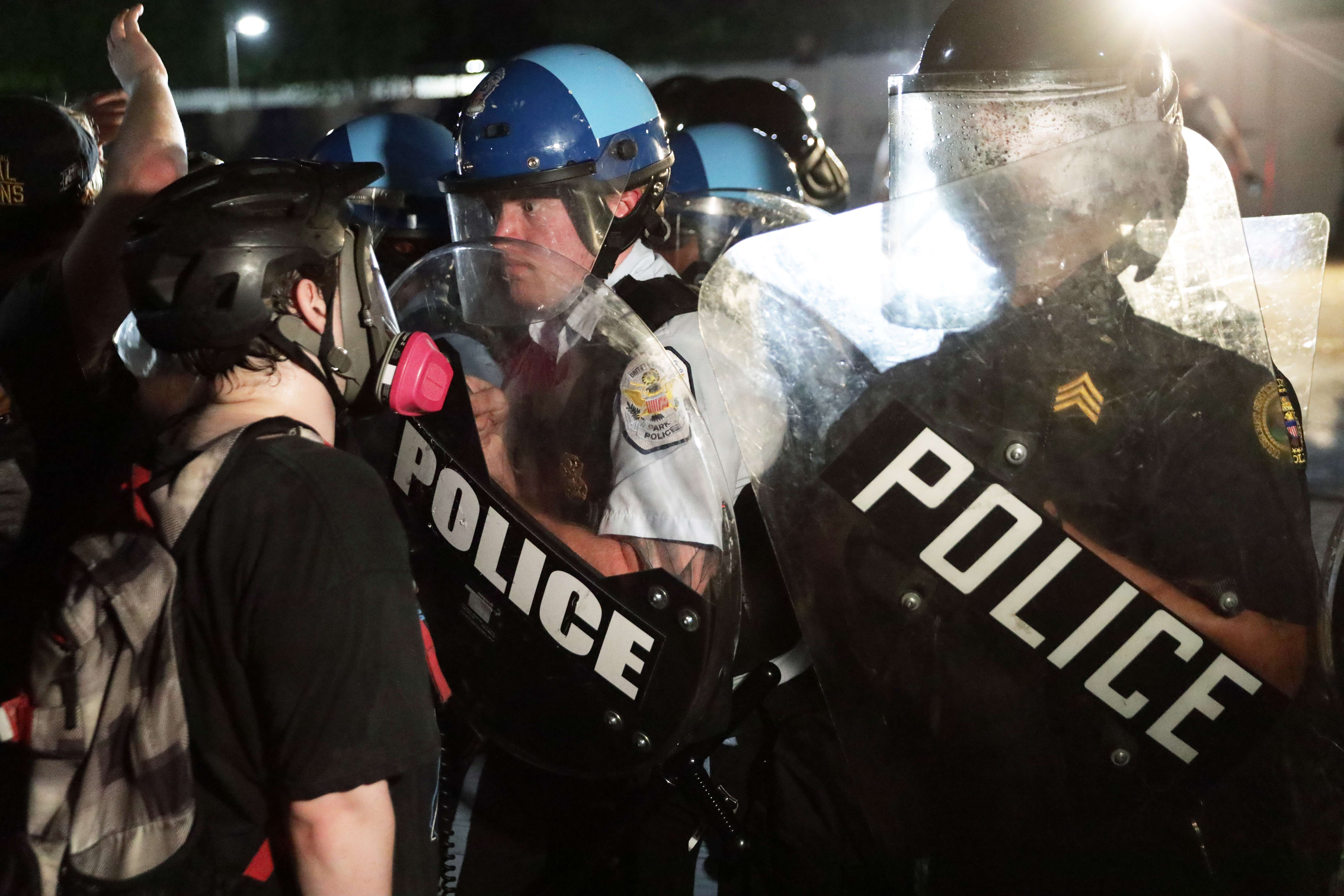 La policía de Nueva York se enfrentó el viernes a los manifestantes que rechazaban el asesinato del afroamericano George Floyd. (foto AFP)