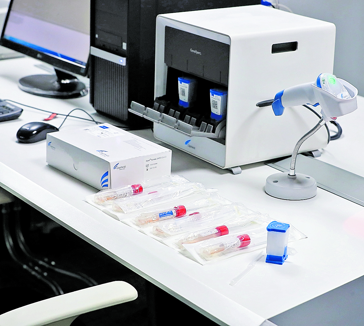 Este es uno de los equipos de PCR que se utiliza para hacer pruebas de covid-19.  (Foto Prensa Libre: Juan Diego González)