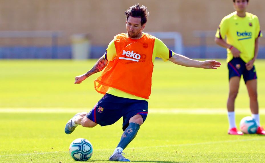 Leo Messi durante la práctica del Barsa este sábado. (Foto Prensa Libre: Twitter FC Barcelona)