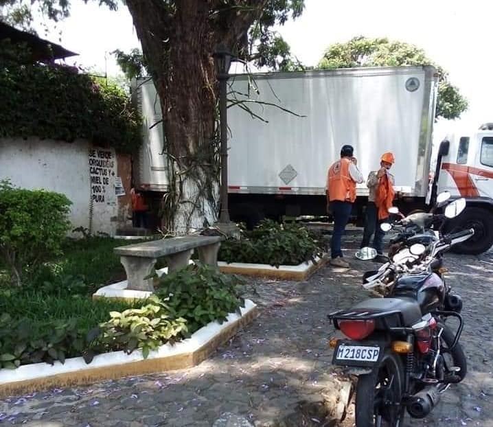 Personal de Conred descarga la donación en una residencia de un familiar del diputado por Sacatepéquez, Mario Aurdia, del partido Vamos, y que era para la Municipalidad de Magdalena Milpas Altas. (Foto Prensa LIbre: tomada de facbook)