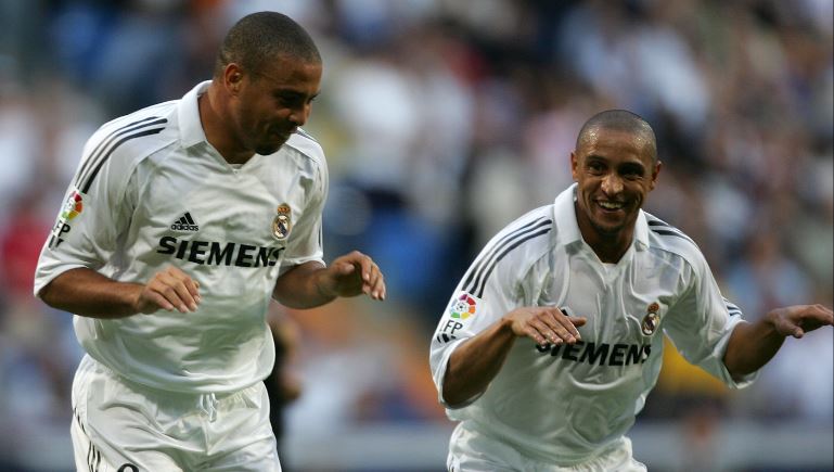 Roberto Carlos (D) y Ronaldo Nazario (I) son recordados en el Real Madrid por haber integrado aquel cuadro de "los Galácticos". (Foto Prensa Libre: Hemeroteca PL)