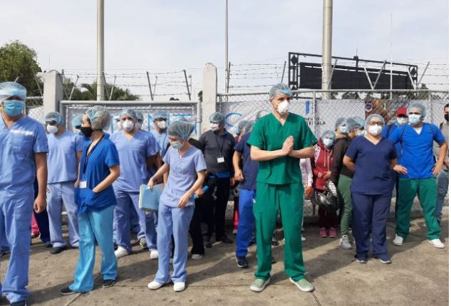 En algunas oportunidades médicos que atienden a pacientes con coronavirus han denunciado falta de insumos. (Foto Prensa Libre: Hemeroteca PL). 