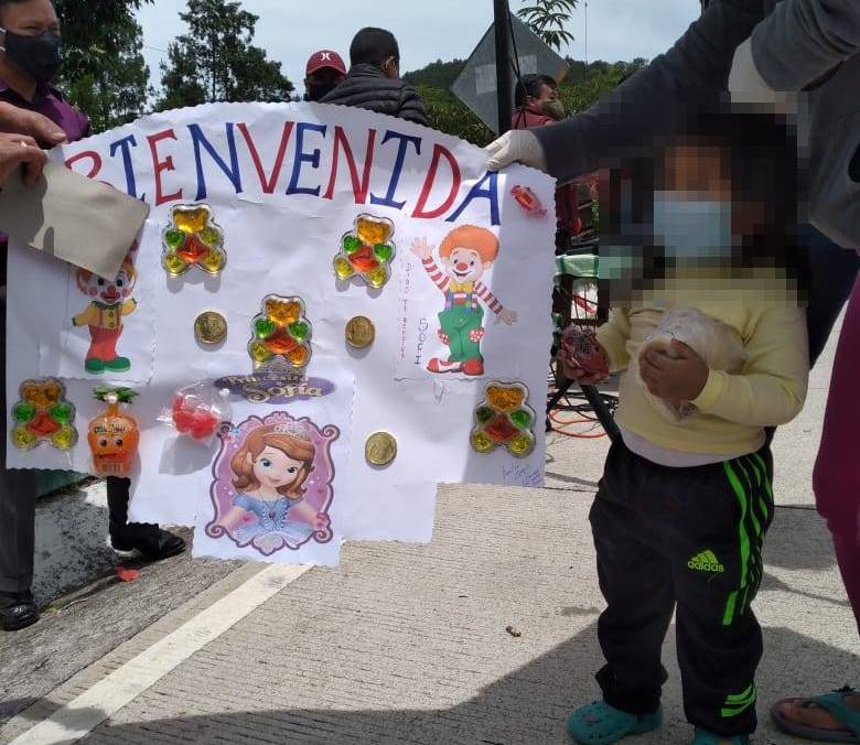 La nena recibió el afecto de la comunidad a su regreso a Sololá. (Foto Prensa Libre: Alex Calguá)