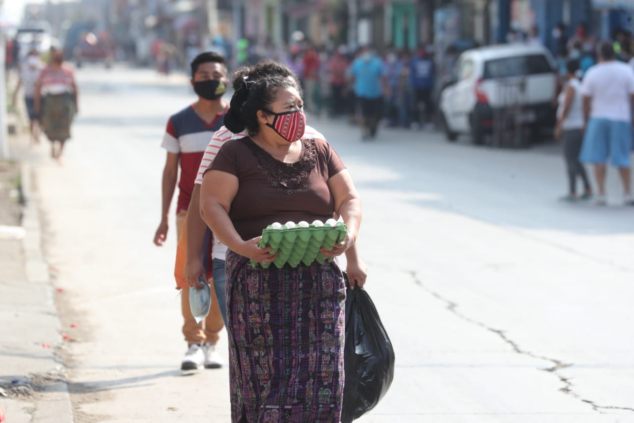 En las tiendas de barrio empiezan a escasear productos de primera necesidad y vecinos reportan alzas. (Foto, Prensa Libre: Érick Ávila).
