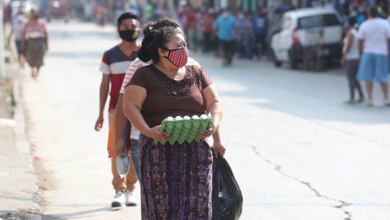 En las tiendas de barrio que se encuentran a escasear productos de primera necesidad y vecinos reportan alzas. (Foto, Prensa Libre: Érick Ávila).