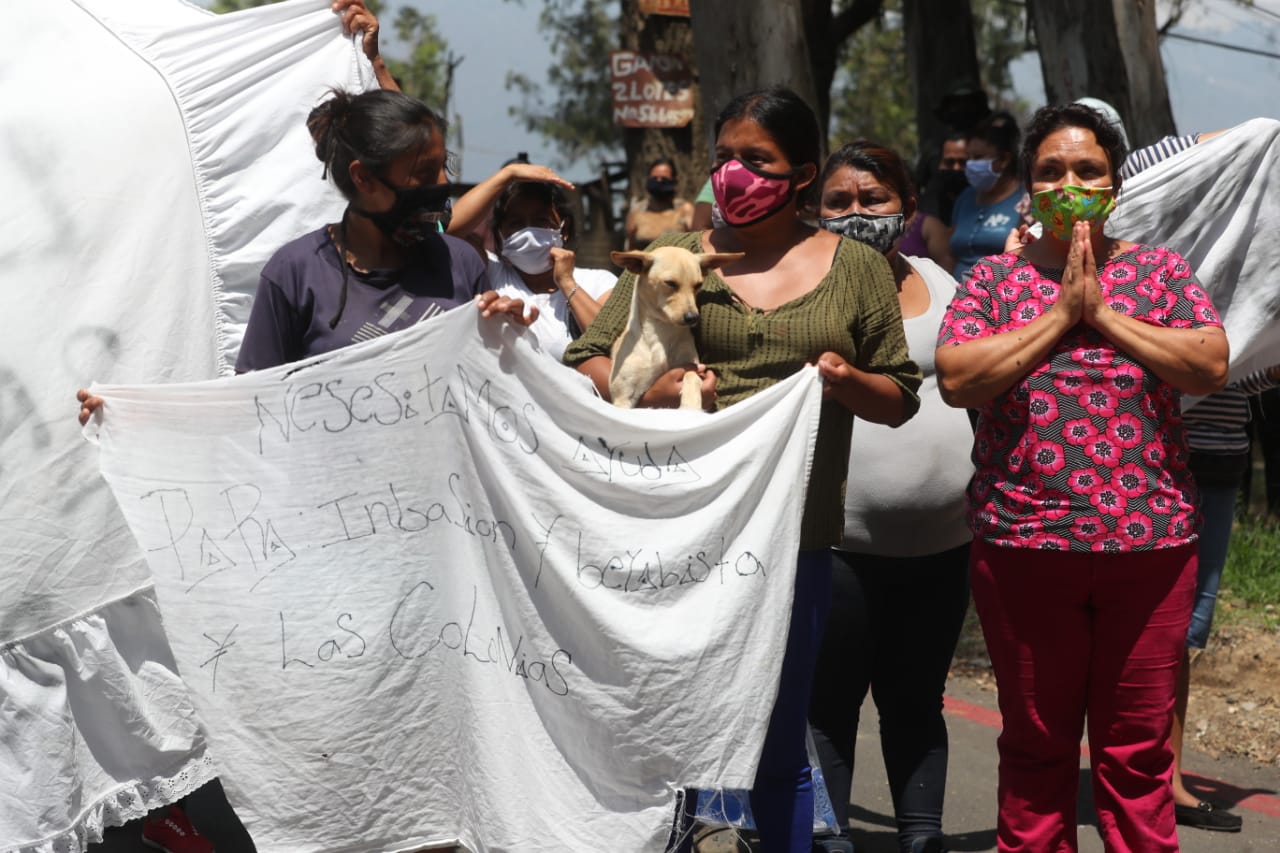 Con mantas y pancartas, vecinos de Villa Nueva piden ayuda para alimentar a sus hijos, pues aseguran que no pueden trabajar por la emergencia del coronavirus. (Foto Prensa Libre: Érick Ávila)