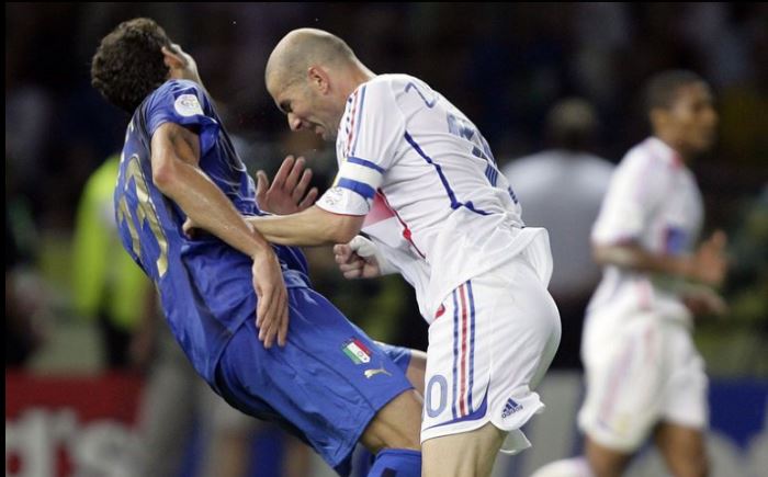 Zidane en el momento que golpeó a Materazzi en la final del Mundial del 2006. Foto redes.