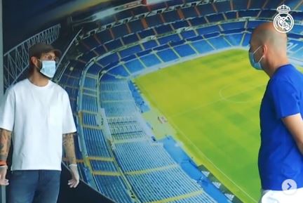 Zinedine Zidane y Sergio Ramos platican en la Ciuda deportiva del Real Madrid. (Foto Prensa Libre: Instagram Real Madrid)