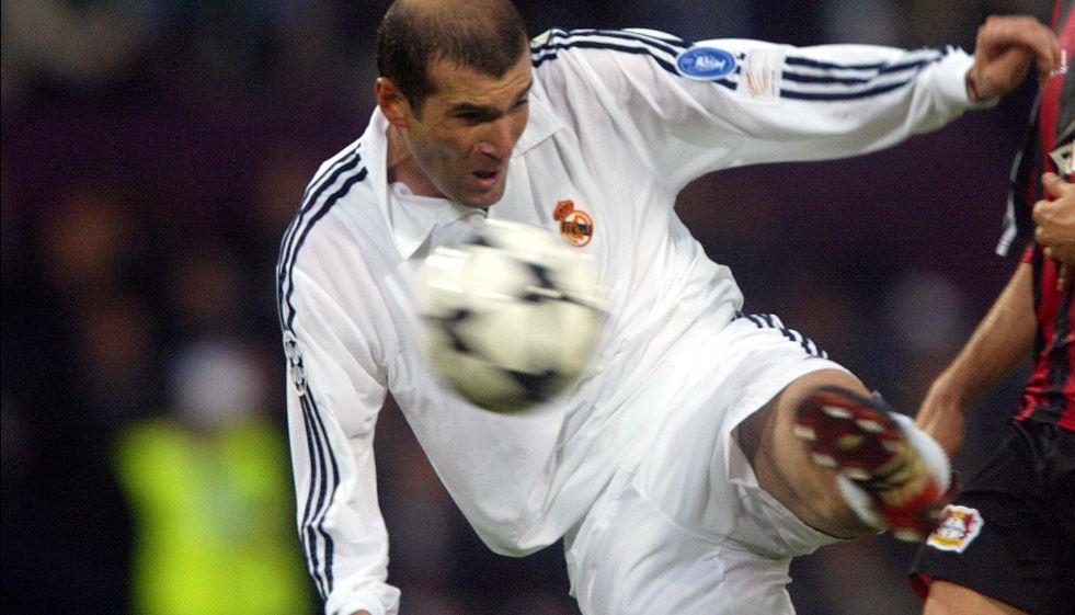 Zinedine Zidane, en el momento de definir frente al Bayer Leverkusen, en la Champions del 2003. (Foto Prensa Libre: Hemeroteca PL)