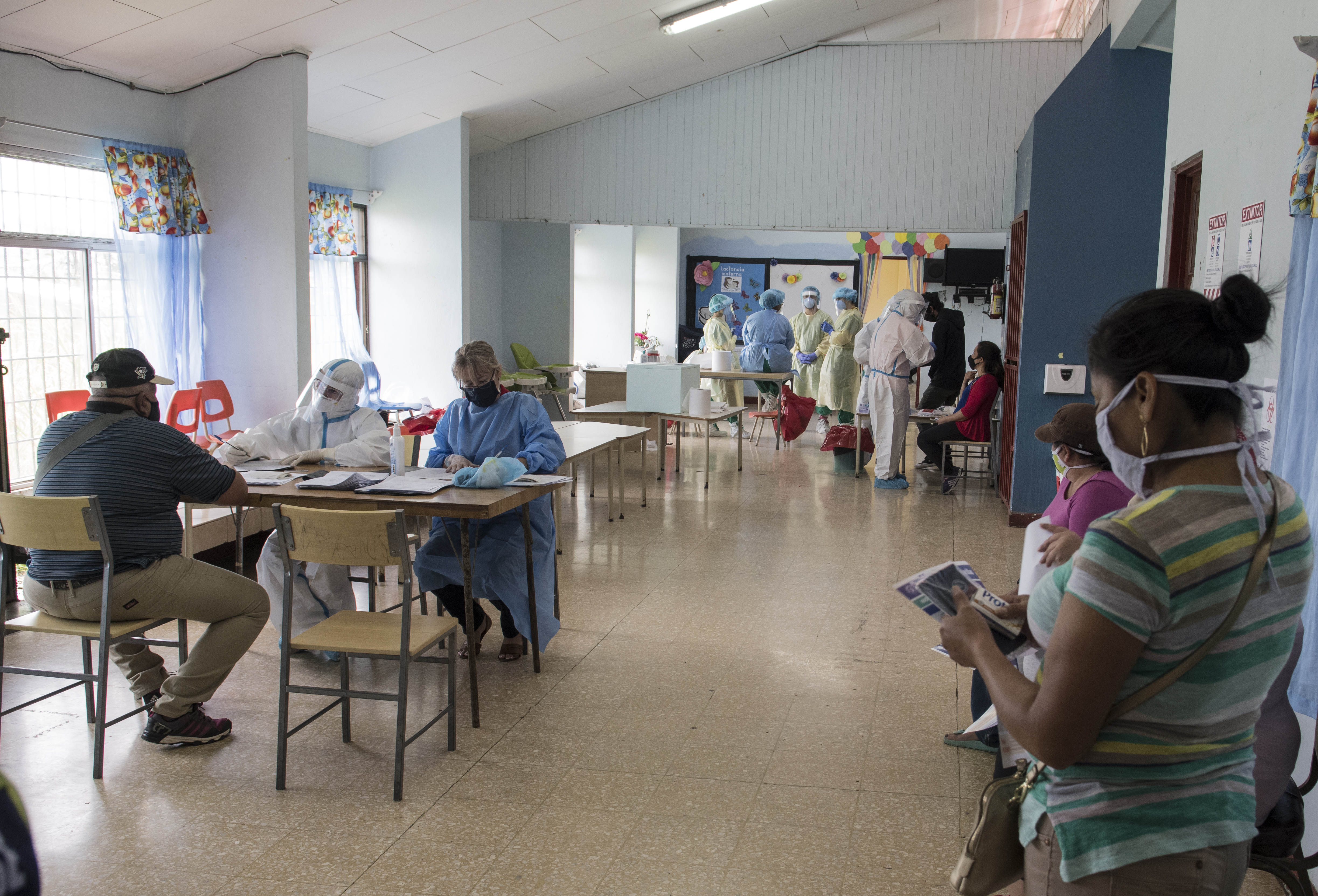 Personal de salud de Costa Rica hace pruebas de coronavirus. (Foto Prensa Libre: AFP)