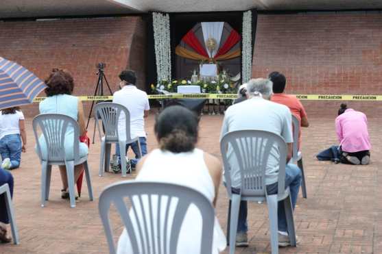 En la Parroquia San Juan Bosco, zona 11 de Guatemala, algunas personas respondieron a una convocatoria en redes sociales para participar en la exposición del Santísimo afuera de la iglesia. Foto Prensa Libre:  Érick Ávila
